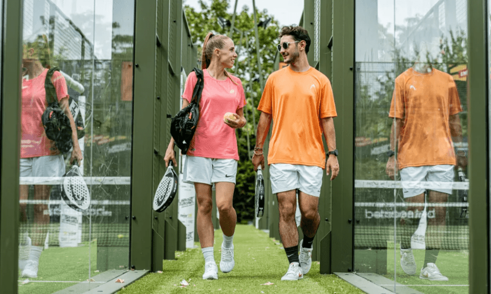 Cours de padel adultes avec coach diplômé en groupe sur terrain UrbanPadel