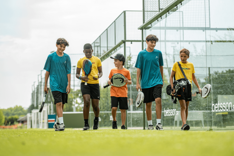 Enfants jouant au padel lors d’un cours à l’école de padel UrbanPadel