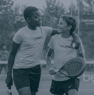 Deux enfants jouant au padel lors d’un cours à l’école de padel UrbanPadel