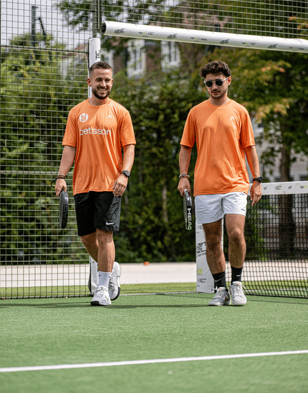 Amis sur un terrain urbanpadel pendant un cours de padel