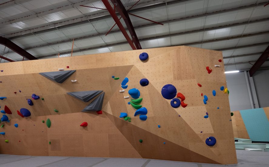 Centre UrbanPadel Tours avec mur d'escalade