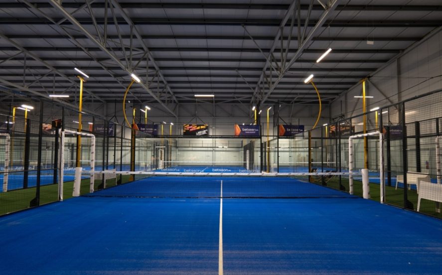 Centre UrbanPadel Tours avec terrains de padel intérieurs