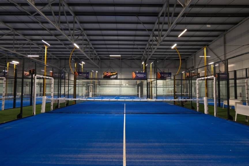 Centre UrbanPadel Tours avec terrains de padel intérieurs